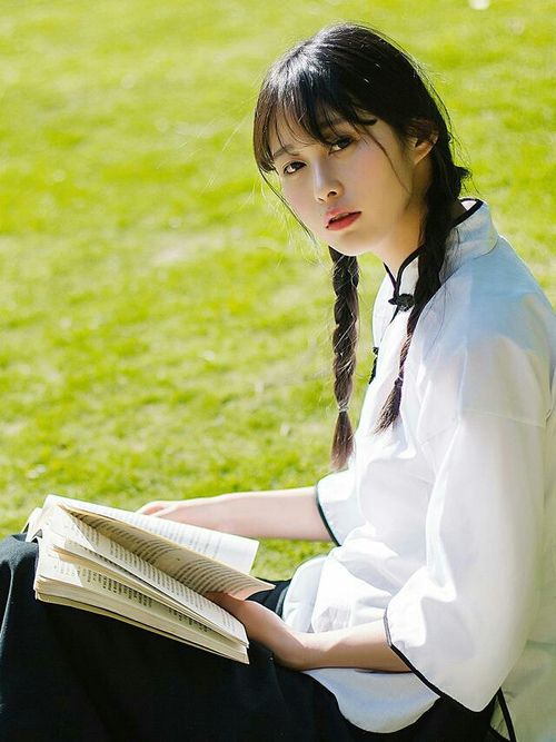 kaiyun中国官方网站-纽伦堡中场组织体系渐成熟，纽伦堡主场球衣