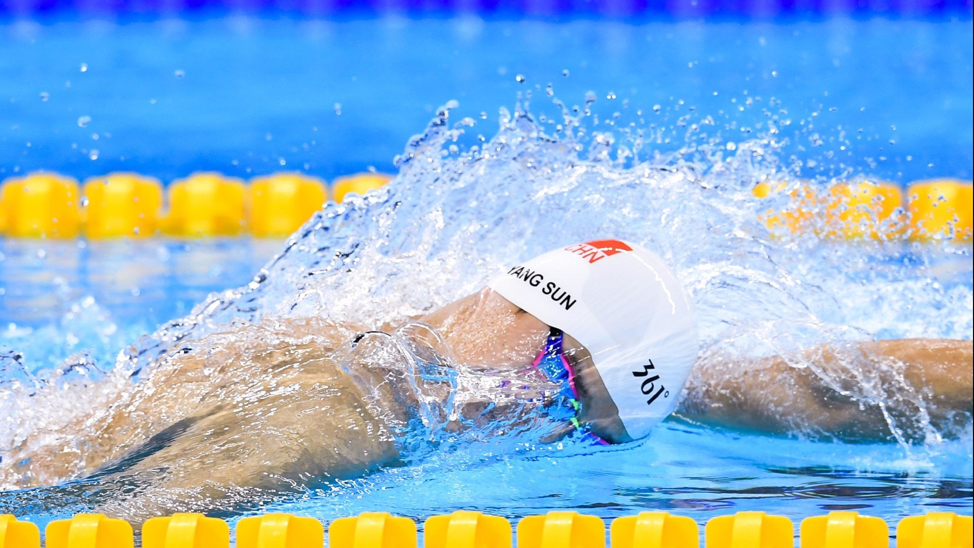 开云·体育官网APP下载-湖人锋线组合展现空接能力赢得现场掌声，湖人主场上空的旗帜